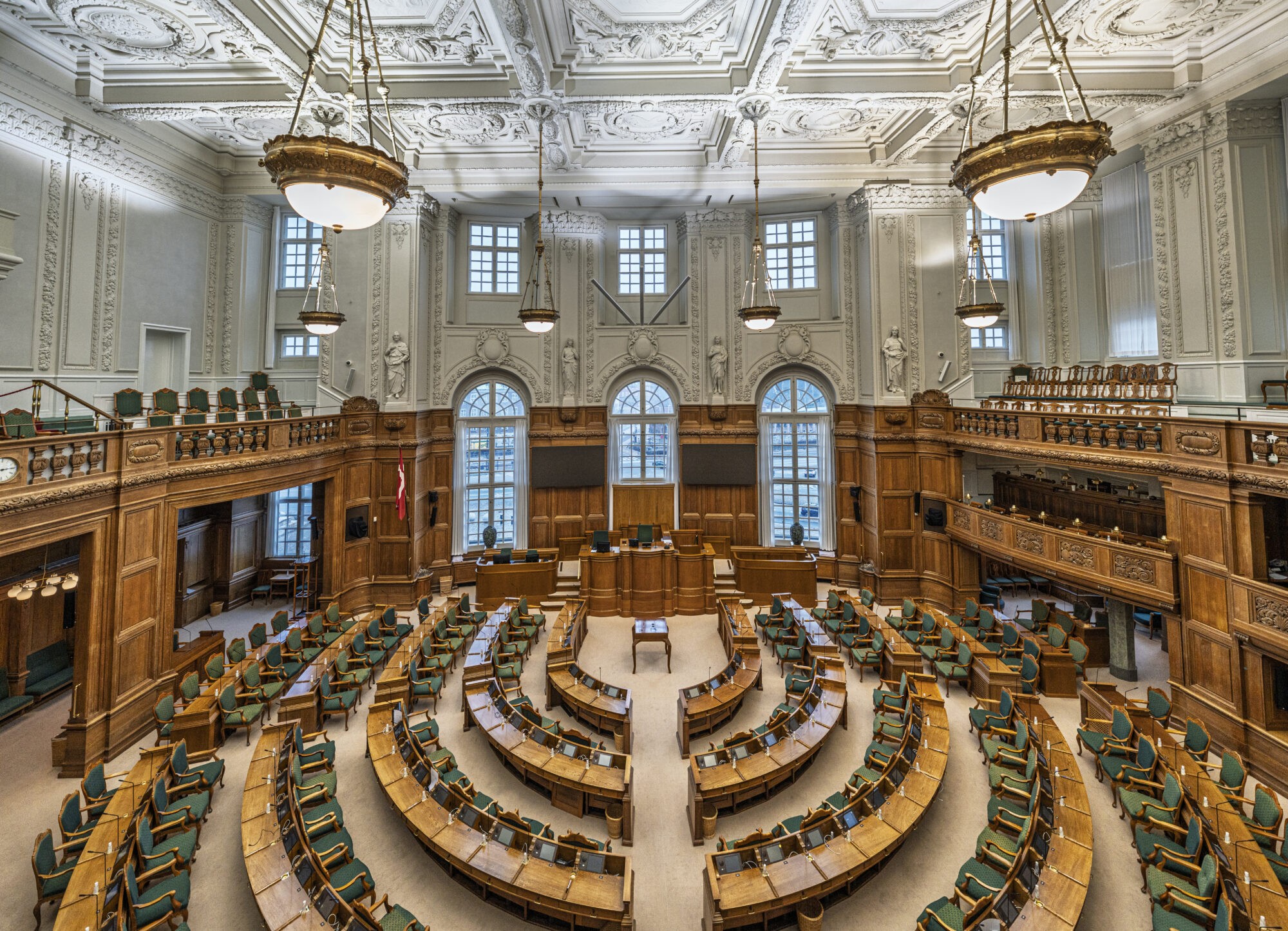 Folketingssalen på Christiansborg med de tomme pladser i halvcirkel og formandsstolen for enden.