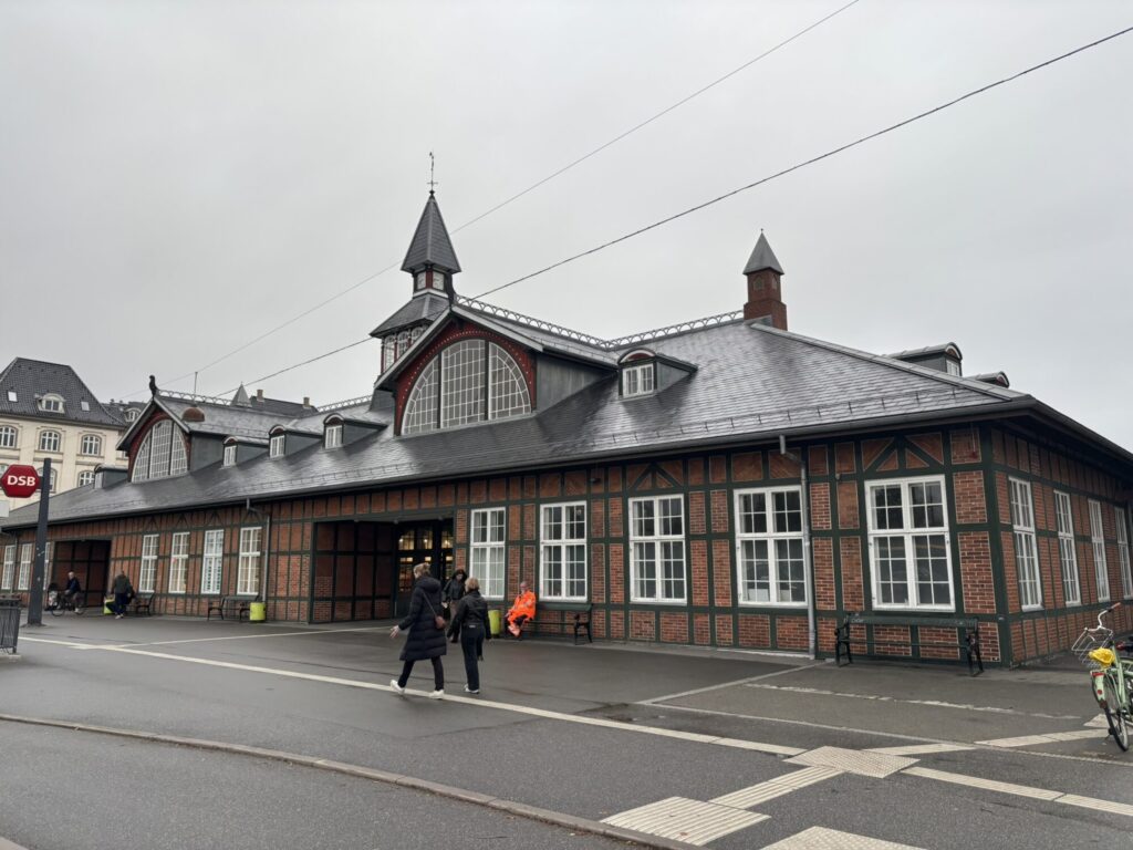 Østerport Station med mørkt tag og lange vinduesrækker.